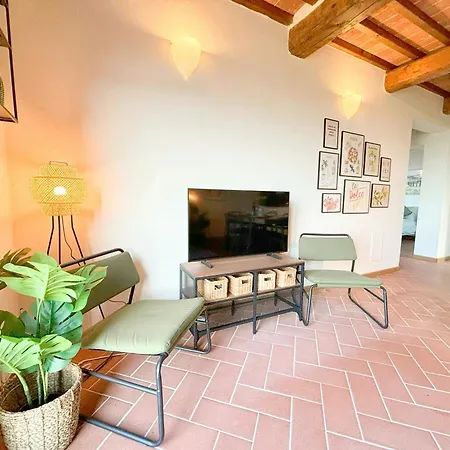 Tuscan With Panoramic Views In Iano La Cava